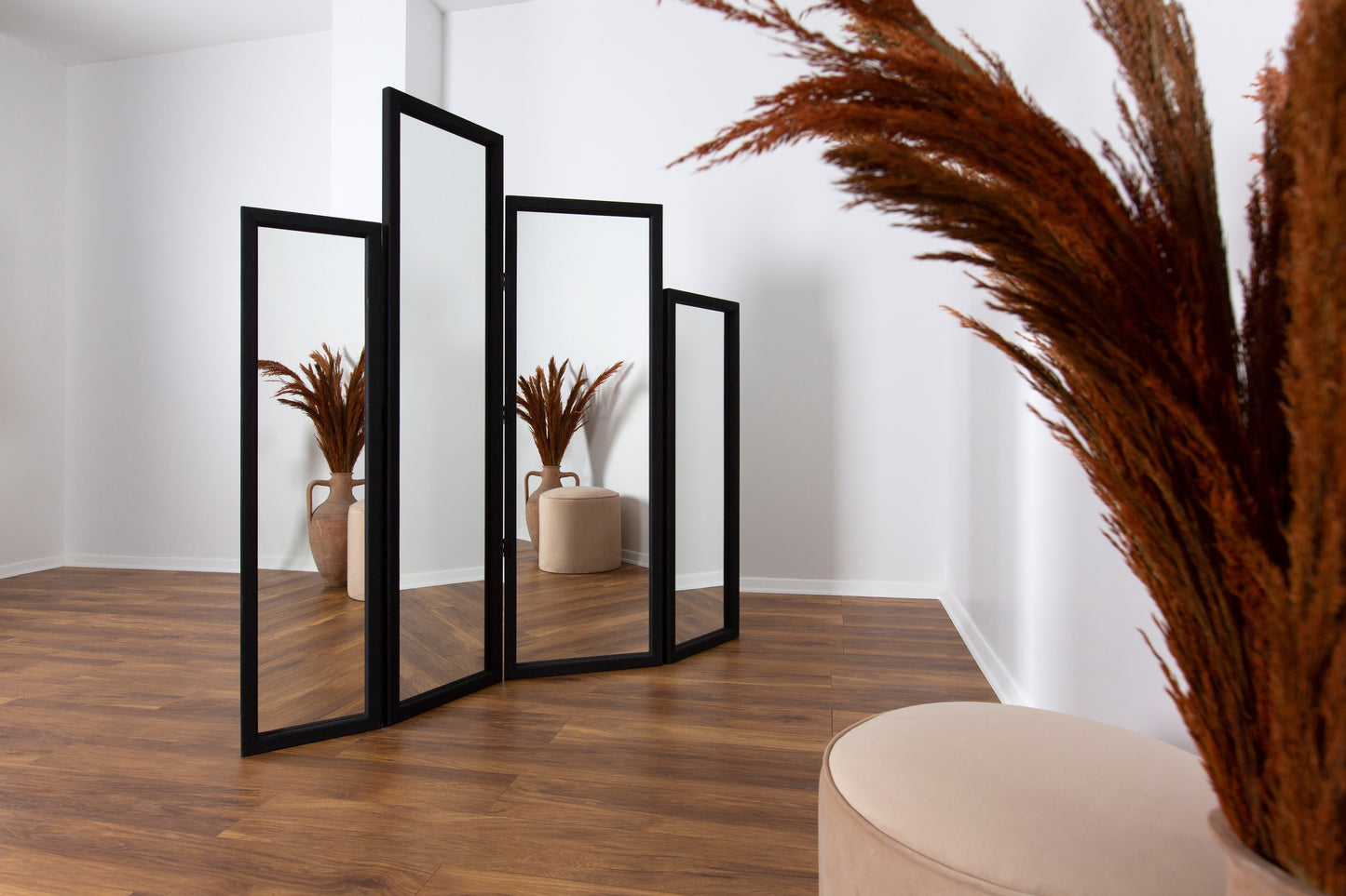 Asymmetric Mirror Screen Black